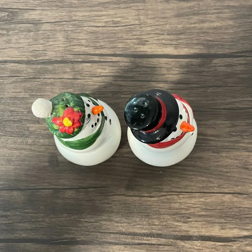 Pair of Publix Snowman Snowwoman Salt and Pepper Shakers 5